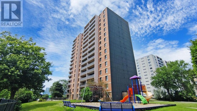 2721 Victoria Park Ave in Toronto, ON - Building Photo - Building Photo