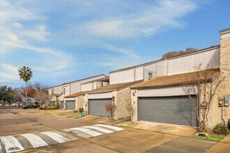 880 Tully St in Houston, TX - Building Photo - Building Photo