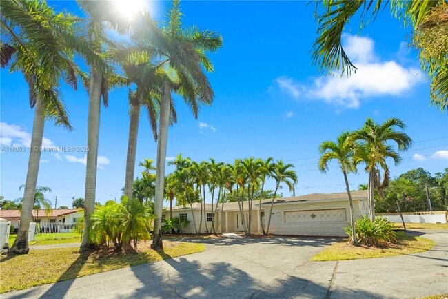 8920 SW 142nd St in Palmetto Bay, FL - Building Photo - Building Photo