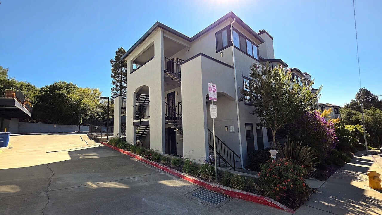945 Fletcher Ln in Hayward, CA - Building Photo