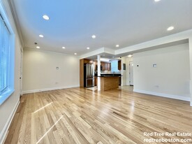 180 Thornton Rd in Chestnut Hill, MA - Building Photo