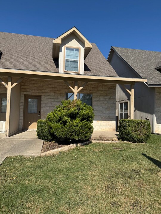 118 Sandstone Dr-Unit -Unit C in Jarrell, TX - Building Photo