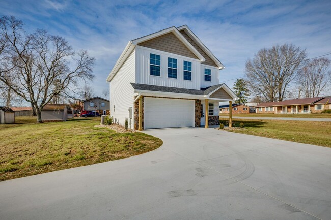 300 Robin Hood Ln in Church Hill, TN - Building Photo - Building Photo