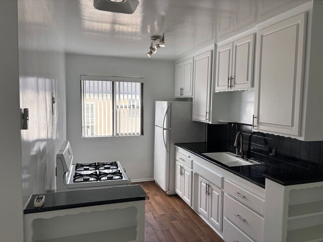 1254 Orange in Los Angeles, CA - Building Photo - Interior Photo