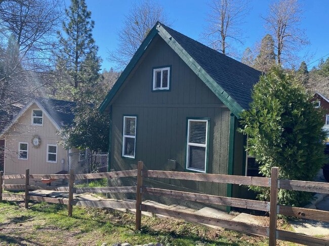 22662 Seeley Dr in Crestline, CA - Foto de edificio - Building Photo