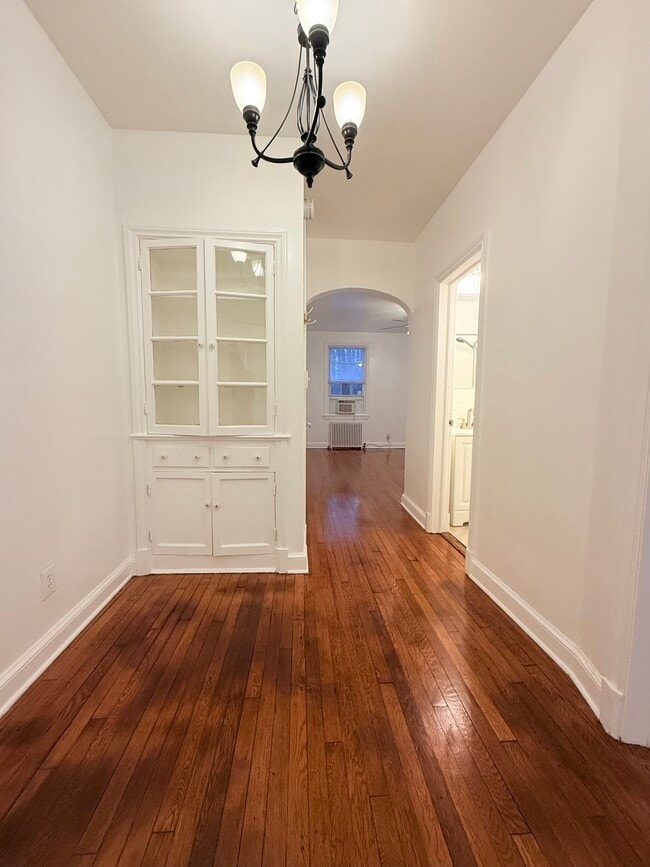 4034 Calvert St NW in Washington, DC - Foto de edificio - Building Photo