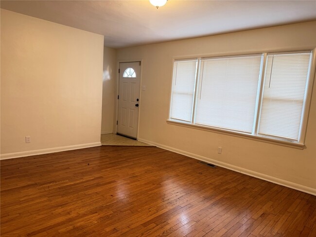 1060 Loekes Dr in Florissant, MO - Building Photo - Building Photo