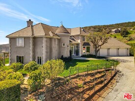 3000 Sequit Dr in Malibu, CA - Building Photo