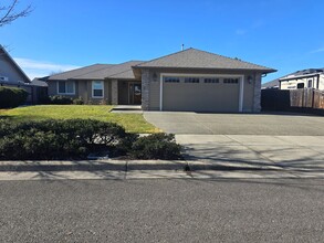 2706 Esther Ln in Grants Pass, OR - Building Photo - Building Photo