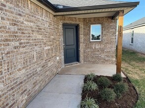9305 NW 129th St in Yukon, OK - Foto de edificio - Building Photo
