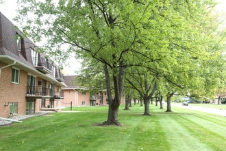 Clairemont Village Apartments and Townhomes in Saginaw, MI - Foto de edificio - Building Photo