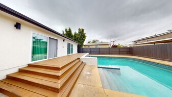 5136 E Falls View Dr in San Diego, CA - Building Photo