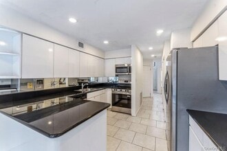 124 Foxwood Dr in Jericho, NY - Building Photo - Building Photo