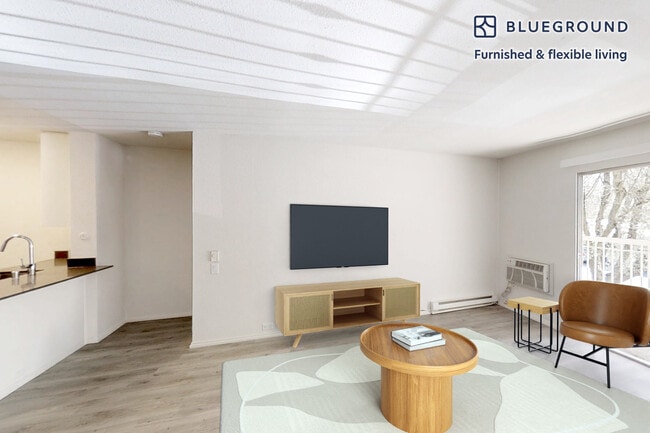 555 W Middlefield Rd in Mountain View, CA - Building Photo - Building Photo