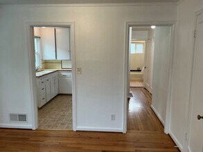 5722-5724-5724 NE Halsey St in Portland, OR - Foto de edificio - Building Photo