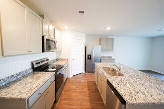 408 Coconut Dr in Bloomingdale, GA - Building Photo - Building Photo