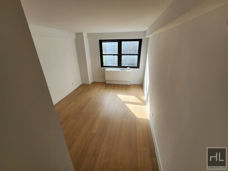 AMAZING ONE BEDROOM APARTMENT!! AMAZING DE in New York, NY - Building Photo