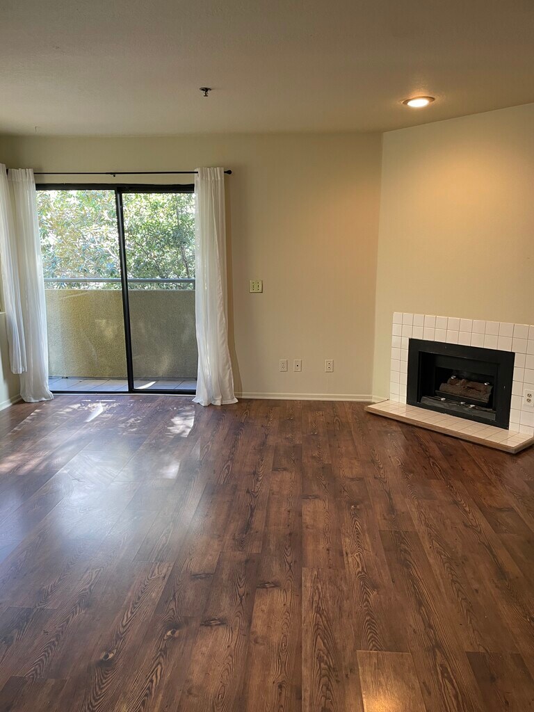 Midvale Ashton Plaza Apartments in Los Angeles, CA