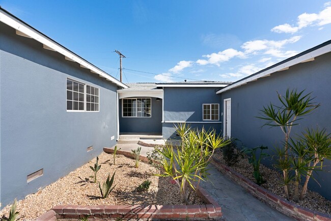 1215 N Daisy Ave in Santa Ana, CA - Foto de edificio - Building Photo