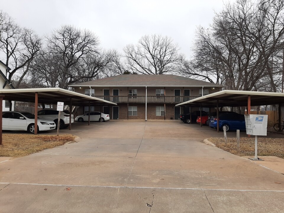 124 W Maple Ave in Stillwater, OK - Foto de edificio