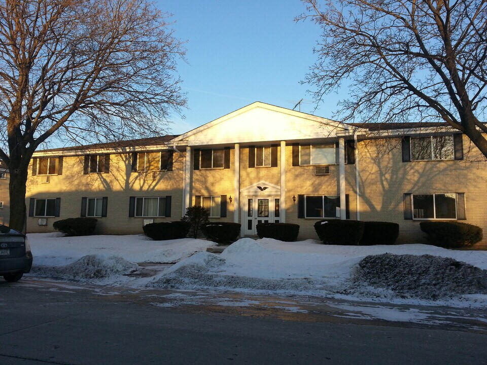 2370 S 107th St, Unit Apt.8 in West Allis, WI - Building Photo