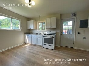 5998 Engle Rd in Brook Park, OH - Building Photo - Building Photo