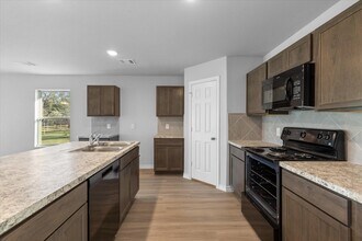 608 Yupon St in Baytown, TX - Foto de edificio - Building Photo