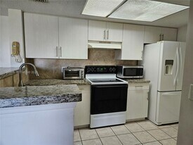 5011 Wiles Rd in Coconut Creek, FL - Building Photo