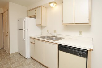 Meadows Apartments in Albany, OR - Building Photo - Interior Photo