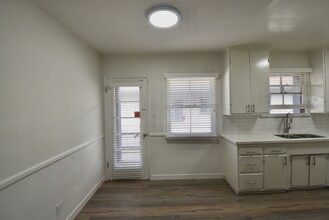 12807 Burbank Blvd, Unit 12813-5 in Los Angeles, CA - Building Photo - Building Photo