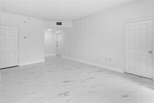 7085 Nova Dr, Unit 109 in Davie, FL - Building Photo