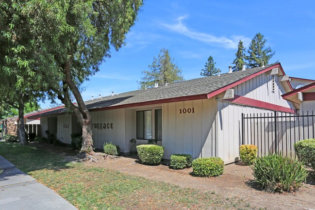 Oak Terrace Apartments in Merced, CA - Foto de edificio - Building Photo