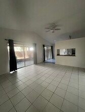 10557 Parkcrest Dr in Tampa, FL - Foto de edificio - Building Photo