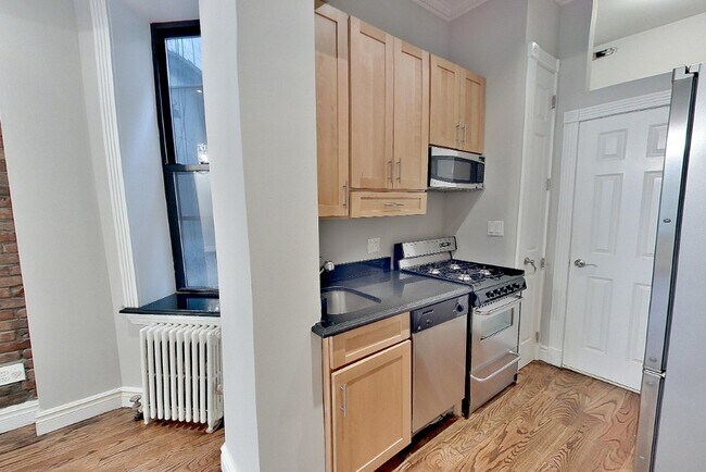 246 Mott St in New York, NY - Building Photo - Building Photo