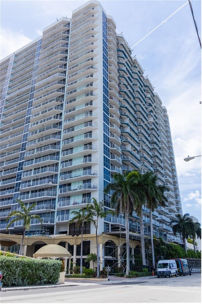 7601 E Treasure Dr, Unit # 923 in North Bay Village, FL - Building Photo - Building Photo