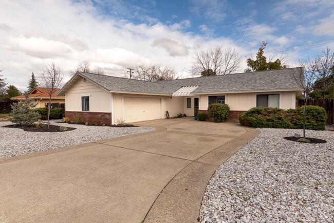 1683 Kildare Dr in Redding, CA - Foto de edificio - Building Photo