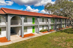 U Lake in Tampa, FL - Building Photo