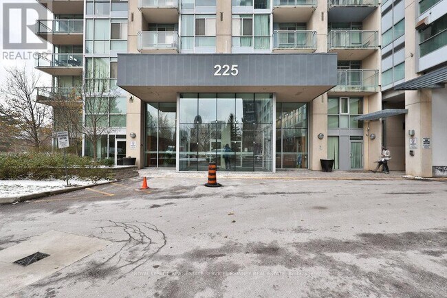 225 Webb Dr in Mississauga, ON - Building Photo - Building Photo