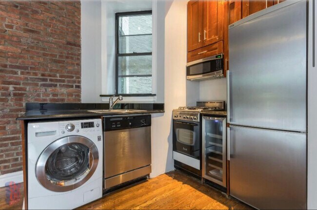 565 Mott St in New York, NY - Building Photo - Building Photo