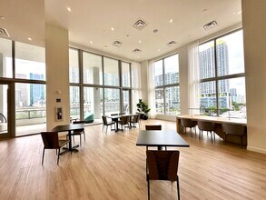 527 SW 5th Ave, Unit C1 in Miami, FL - Building Photo - Building Photo