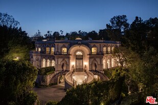 1091 Laurel Way in Beverly Hills, CA - Building Photo