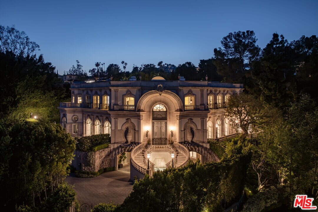 1091 Laurel Way in Beverly Hills, CA - Foto de edificio