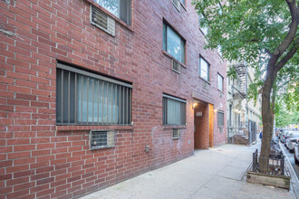 412 W 25th St in New York, NY - Building Photo - Building Photo