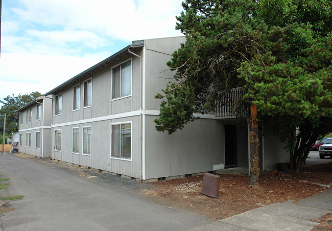 Parkway Apartments in Springfield, OR - Foto de edificio - Building Photo