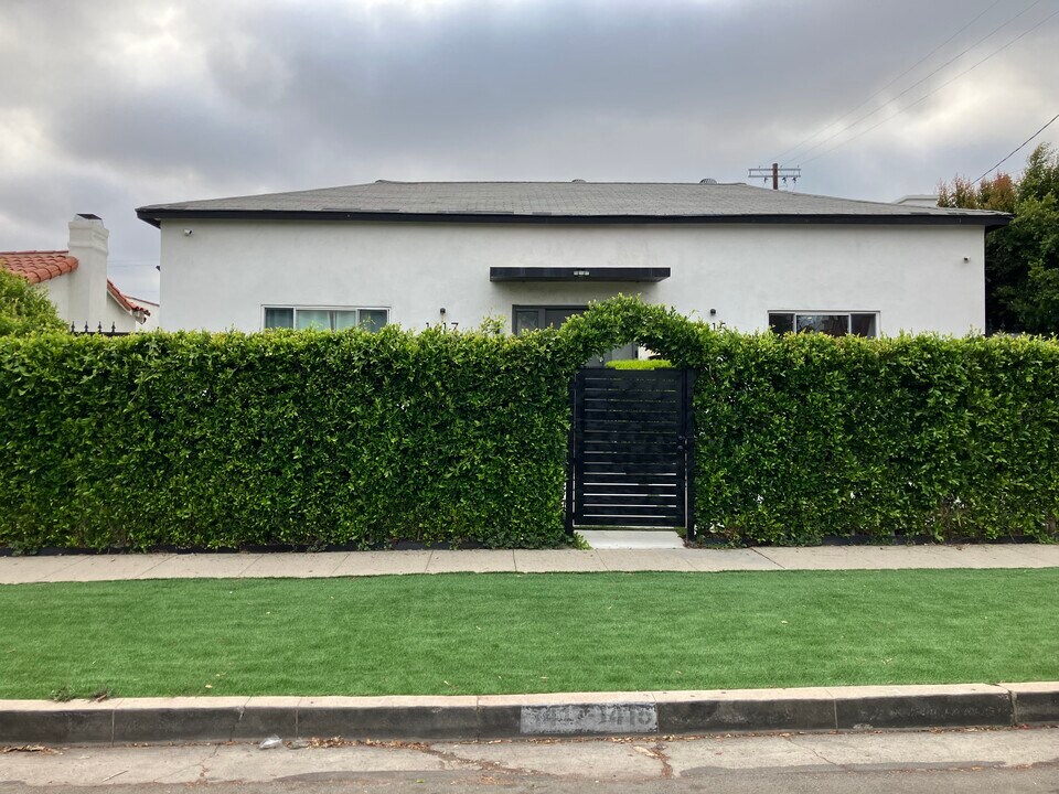 1415 Stearns Dr, Unit Stearns in Los Angeles, CA - Building Photo