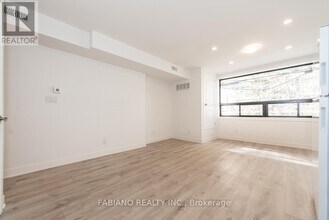 942 St Clair Ave W in Toronto, ON - Building Photo - Building Photo