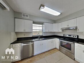 10208 N Ojus Dr in Tampa, FL - Building Photo - Building Photo