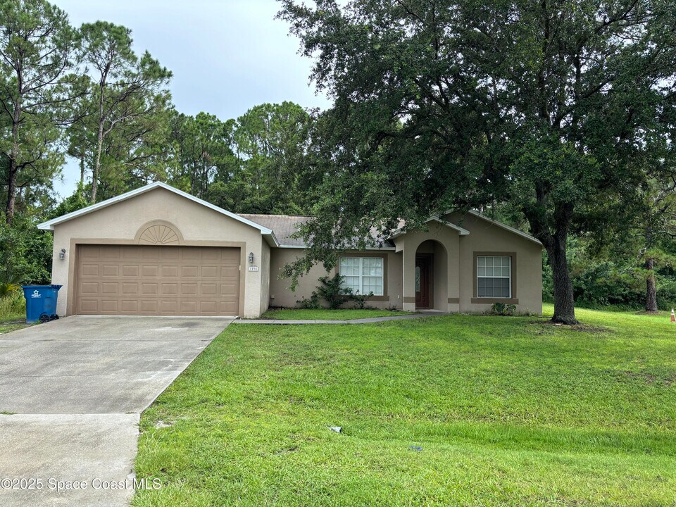 1090 Early Dr NW in Palm Bay, FL - Building Photo