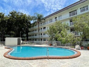 500 NE 2nd St, Unit 326 in Dania Beach, FL - Building Photo - Building Photo