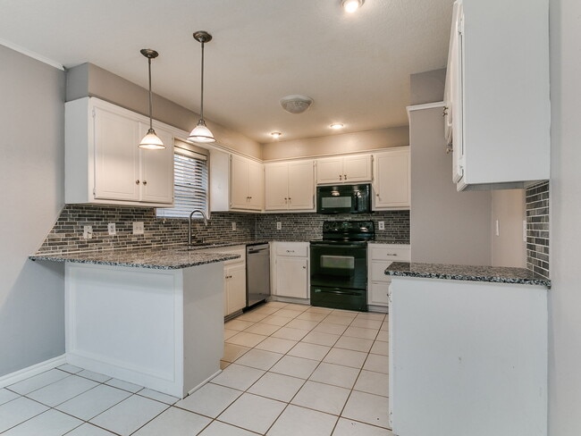 205 N Rockypoint Dr in Edmond, OK - Building Photo - Building Photo